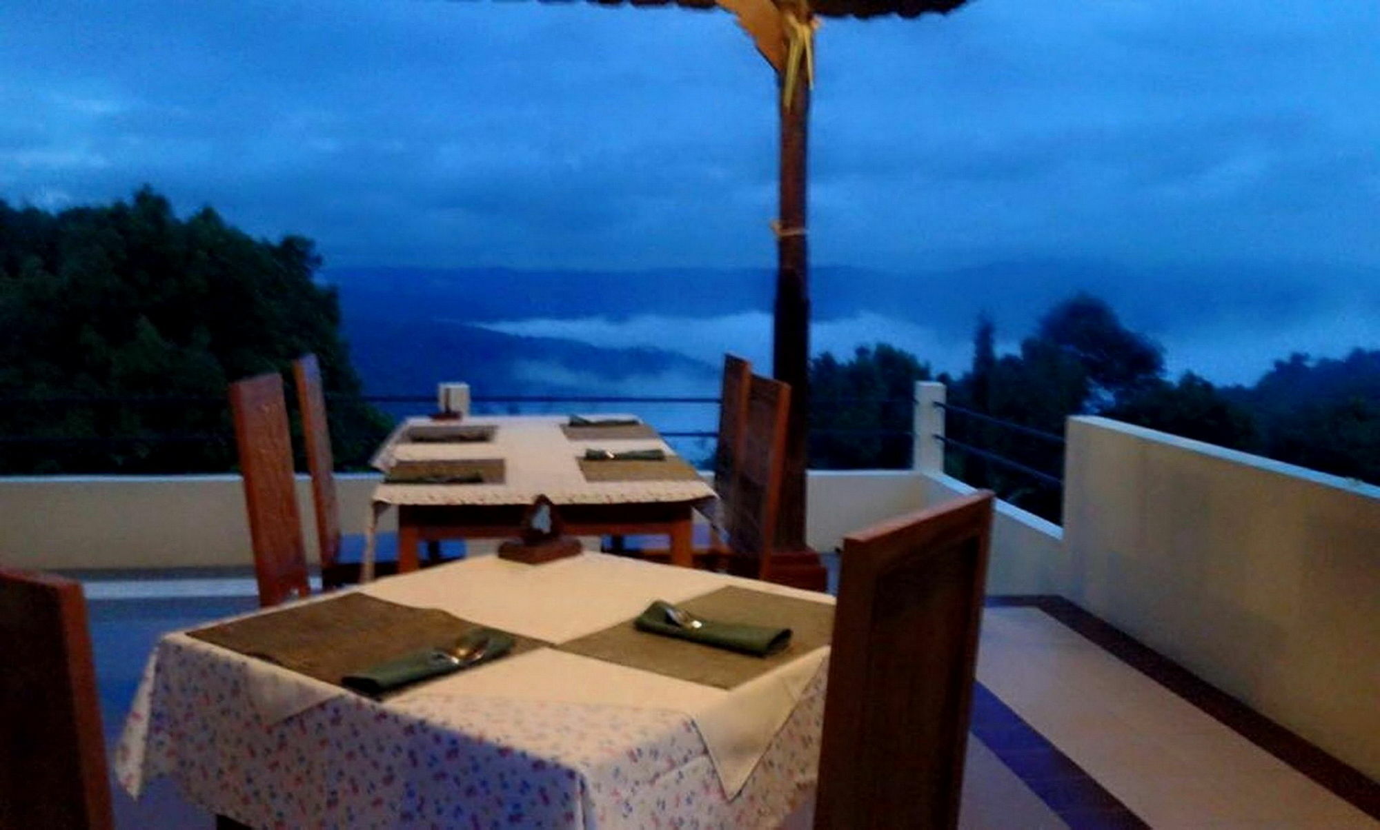 Karang Sari Guesthouse & Warung Munduk  Bagian luar foto